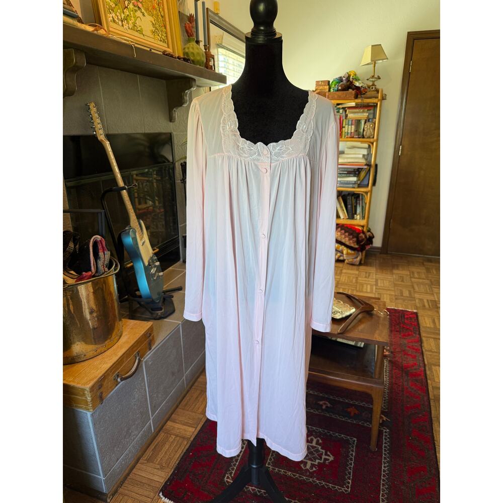 1970s Vintage Vanity Fair pale pink button-down long sleeved night slip